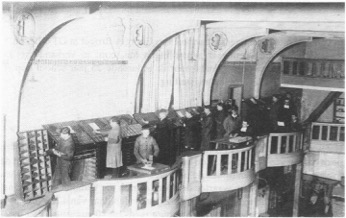 Het zijbalkon van de Parnassusfeestzaal waar de handzetterij was ondergebracht, 1933 (Foto archief Erik Dekeyser).