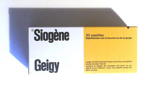 Figuur 5: Zwitserse typografie. Een voorbeeld van een medicijnenverpakking waarin de invloed van de Zwitserse school zichtbaar is: schreefloos, linkslijnend, witruimtes, asymmetrisch.